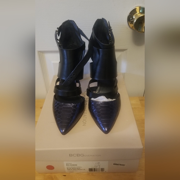BCBGeneration Canon Blue Midnight/Black Winter Snake Print Heels Size 10M - Picture 2 of 8